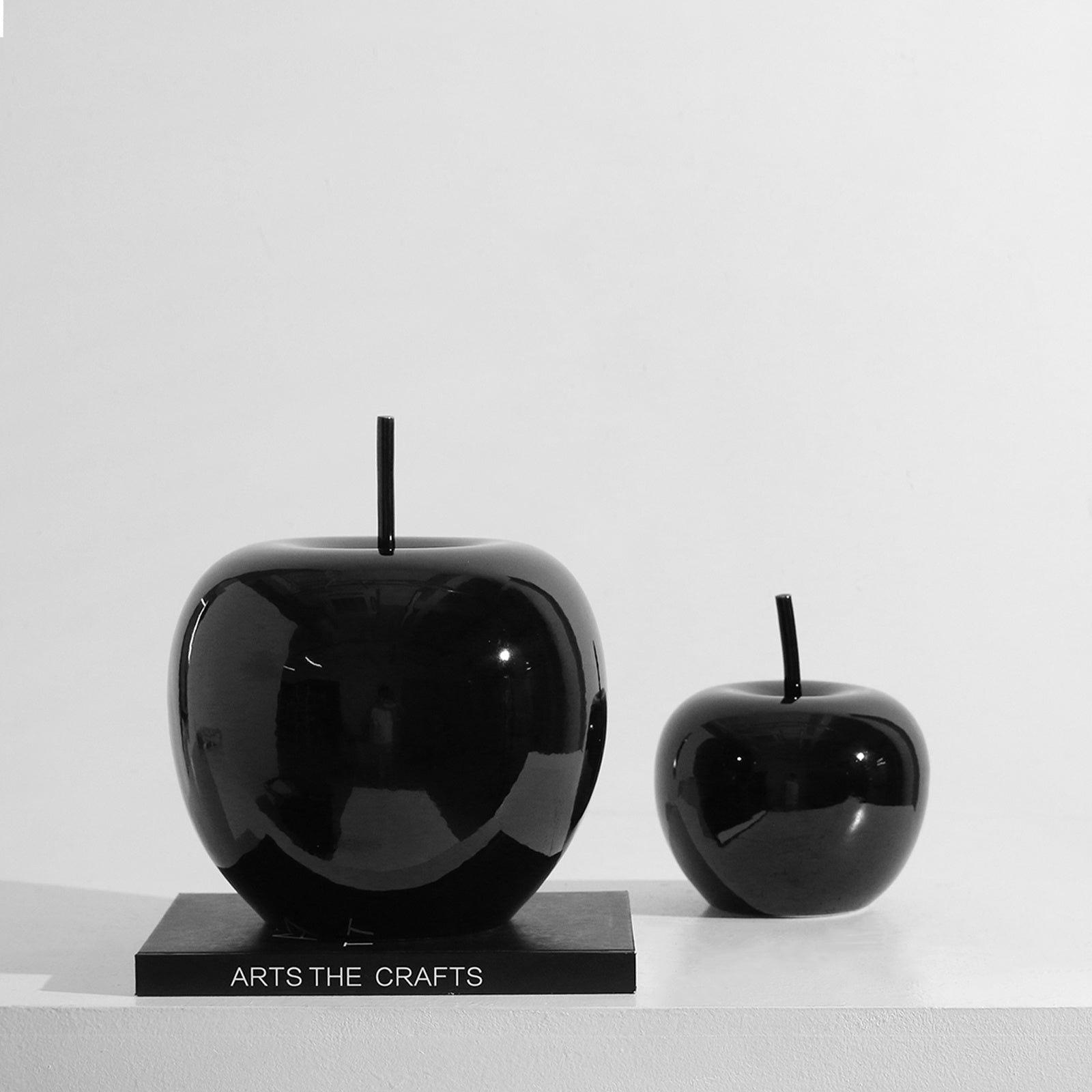 Modern Black Ceramic Apple – Minimalist Decorative Accent for Living Room or Entryway